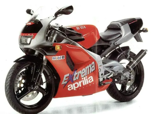 Czerwona Aprilia RS 125 Extrema, gotowa do osiągnięcia v-max.