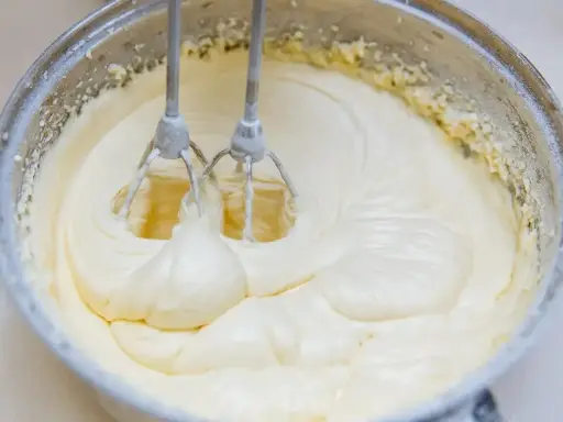 Mieszadła miksera ubijają kremowy, gładki krem z mascarpone. Dowiedz się, jak uratować zwarzony krem z mascarpone, by deser był idealny.