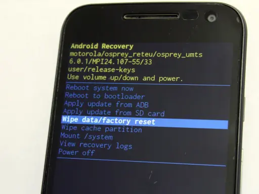 Ekran recovery Motorola. Wybierz "Wipe data/factory reset", by odblokować telefon gdy zapomnisz kodu.