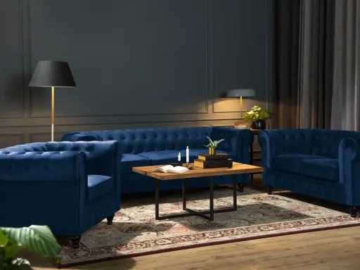Lyxig blå soffa inspiration i ett elegant vardagsrum. En sammetsblå chesterfieldsoffa och fåtölj skapar en inbjudande sittgrupp.