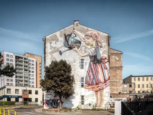 Dziewczynka z konewką na ścianie kamienicy, jeden z pięknych murale Białystok.