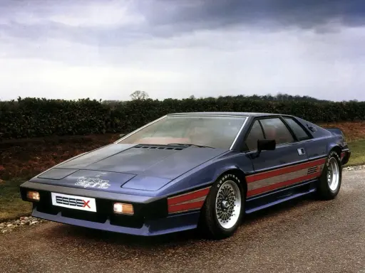 Niebieski Lotus Esprit Turbo Essex z czerwonymi pasami na boku, zaparkowany na drodze.