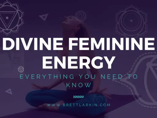 Kvinna i meditationsställning, omgiven av chakrasymboler. Texten "DIVINE FEMININE ENERGY" framhäver budskapet.