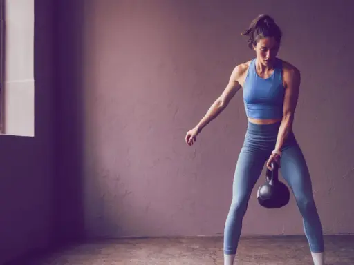 Frau trainiert mit Kettlebell, bereit für die 75 Hard Challenge.