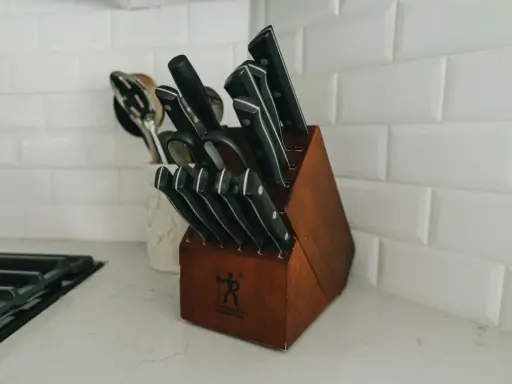 Drewniany blok z zestawem ostrych noży kuchennych, idealny do każdego domu. Zastanawiasz się, jakie noże do kuchni wybrać? Ten zestaw to świetny początek.