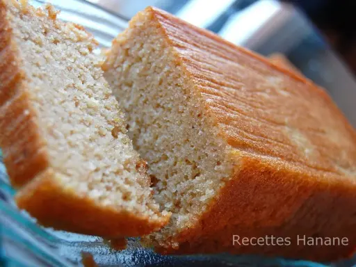 Un délicieux gâteau banane sans sucre, moelleux et doré, coupé en deux pour révéler sa mie aérée. Parfait pour un goûter sain.