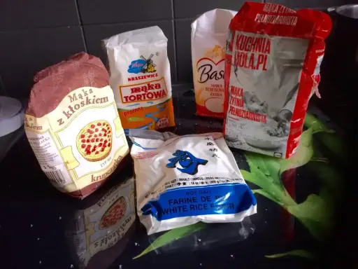 Różne rodzaje mąk: pszenna tortowa, żytnia pełnoziarnista, z kłoskiem, ryżowa. Szukasz, czym zastąpić mąkę pszenną? Oto kilka opcji.
