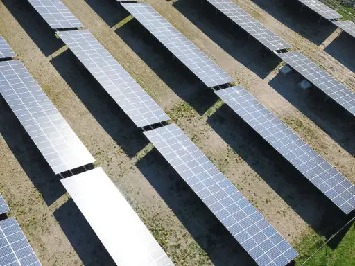 En stor solcellspark tar form. Solpaneler i rader fångar solens energi för att starta en grön framtid.