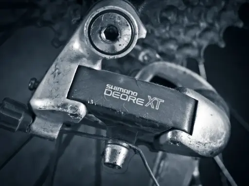 Przerzutka rowerowa Shimano Deore XT, gotowa do akcji, w przeciwieństwie do Sram.
