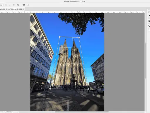 Catedral gótica en edición de Photoshop, ajustando la perspectiva con la herramienta Warp.