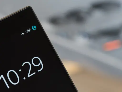 Ekran telefonu z ikoną samolotu i baterią 83%. Czas 10:29. Jak ograniczyć korzystanie z telefonu?