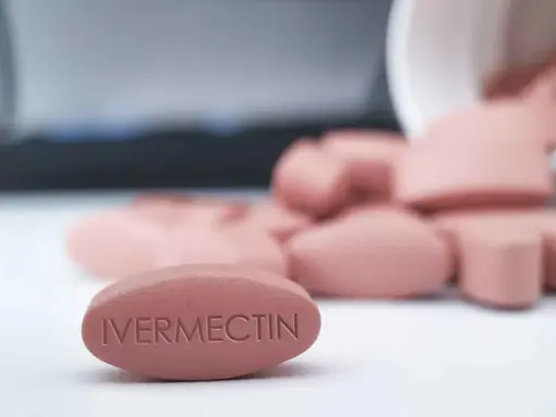 Tabletka z napisem "IVERMECTIN". Co to jest? Lek stosowany w leczeniu chorób pasożytniczych.