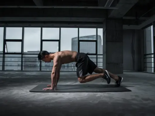 Jak ćwiczyć CrossFit w domu? Zacznij bez sprzętu i kontuzji!