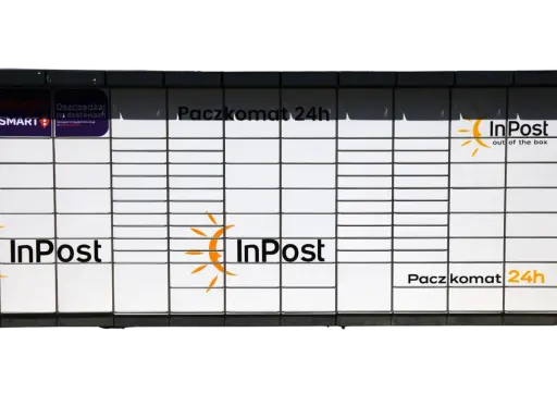 Paczkomat InPost, gotowy do obsługi kolejnych etapów przesyłki. Widoczne logo Allegro Smart.