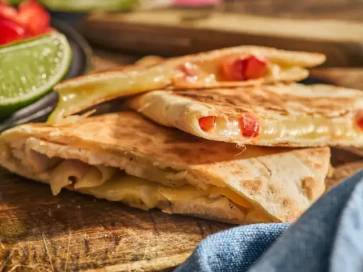 Krispiga quesadillas med smält ost och tomat. Ett perfekt tortilla recept med en god fyllning.