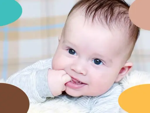 Bebé de 4 meses con ojos azules, chupándose el dedo. ¿Cuántas horas de sueño necesita un bebé de 4 meses?