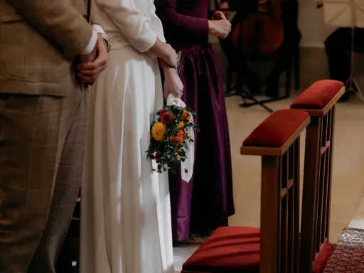 Novios en ceremonia civil, ramo de flores. Las ventajas de casarse por lo civil son muchas, como la simplicidad y rapidez.