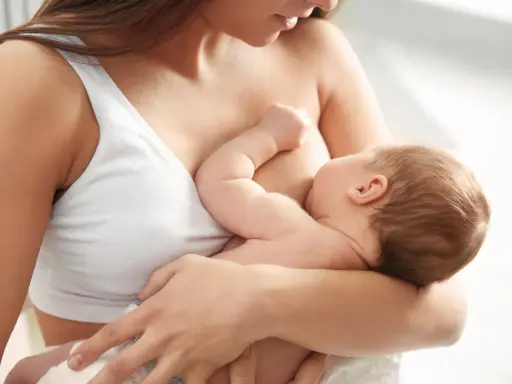 Mama karmi piersią dziecko. Nawet w trudnych chwilach, jak kryzys laktacyjny, miłość i bliskość są najważniejsze.