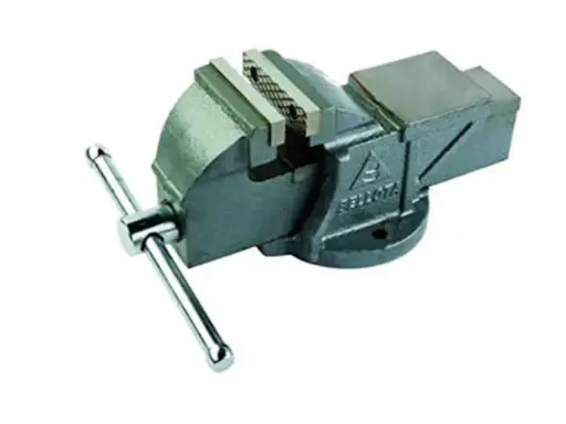 Tornillo de banco metálico con manivela, ideal para sujetar piezas firmemente. Sirve para que el tornillo de banco te ayude en trabajos de bricolaje y reparaciones.