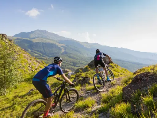Due ciclisti affrontano un sentiero montano, godendosi un'avventura in bici sulla Via degli Dei.