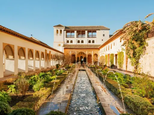 Der Patio de la Acequia im Generalife der Alhambra mit Wasserspielen und Arkaden.