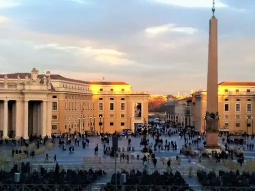 Plac Świętego Piotra w Watykanie z obeliskiem i kolumnadą Berniniego.