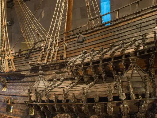 Vasa, ett imponerande krigsfartyg, visar upp detaljerad träsnideri. Här är fakta om Vasaskeppet.