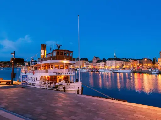 En vacker kväll i Stockholm med Norrskärs båt vid kajen, redo för en kväll med seafood gastro.