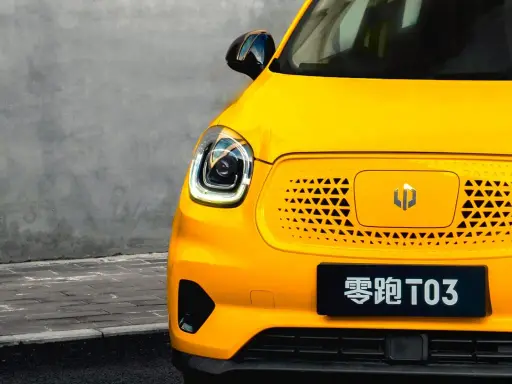 El llamativo Leapmotor T03 amarillo, con su distintivo frontal y logo, listo para la aventura urbana.