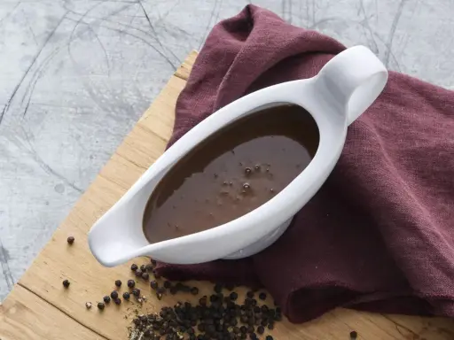 En vit såsslev fylld med mustig brunsås, redo att förhöja din middag. Ett perfekt brunsås recept för alla tillfällen.