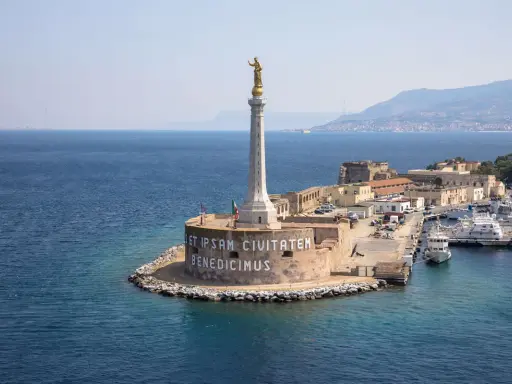 Il terminal crociere Messina con la statua dorata del Redentore che benedice la città.
