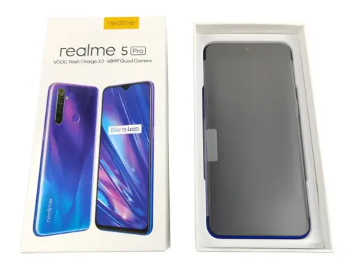 Pudełko z telefonem realme 5 Pro, z widocznym na opakowaniu modelem i specyfikacją, obok niego smartfon w opakowaniu.