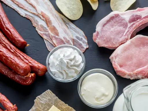 Kiełbaski, boczek, kotlety, śmietana, masło i mleko – produkty bogate w kwasy tłuszczowe nasycone.