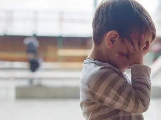 Niño con las manos en la cara, parece abrumado. A veces, mi hijo me genera ansiedad.