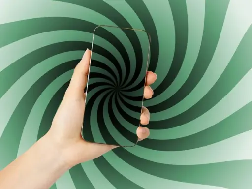 Main d'une personne tenant un smartphone avec un fond tourbillonnant vert et noir. Le téléphone affiche un motif de spirale hypnotique, comme un scroller def.