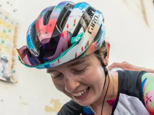 Lachende Antonia Niedermaier mit buntem Helm und Brille, bereit für das nächste Rennen.