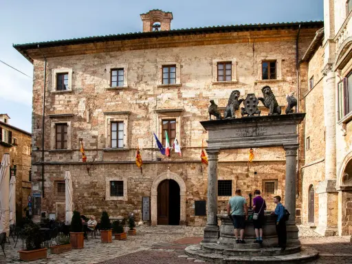 Piazza del Popolo a Montepulciano: cosa vedere? La fontana con i leoni e lo stemma mediceo, edifici storici e un'atmosfera incantevole.