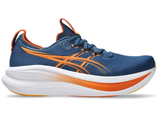 Granatowe buty do biegania z pomarańczowymi akcentami, idealne na maraton. Lekkie i amortyzujące, zapewnią komfort na długich dystansach.