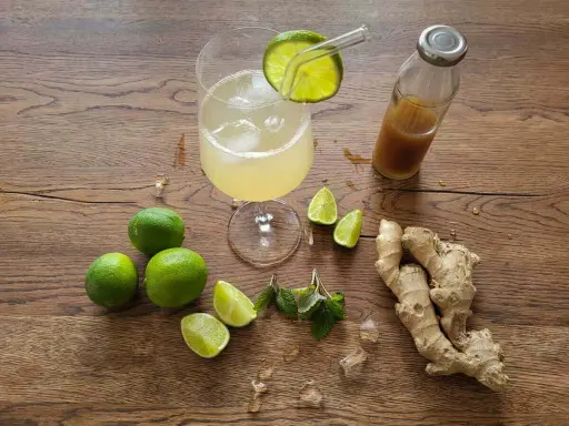 Erfrischender **Gingerbier**-Cocktail mit Limetten, Minze und frischem Ingwer.