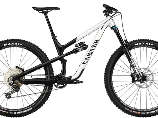 Rower enduro Canyon, gotowy na zjazdy. Pełne zawieszenie, szerokie opony Maxxis i mocne hamulce. Idealny do pokonywania trudnych tras.