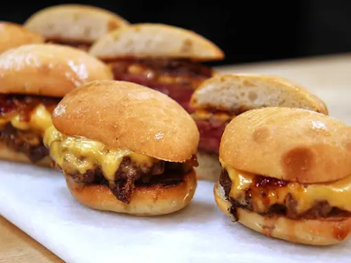 Små, saftiga hamburgare med smält ost och karamelliserad lök. Ett perfekt hamburgare recept för en festlig tillställning.