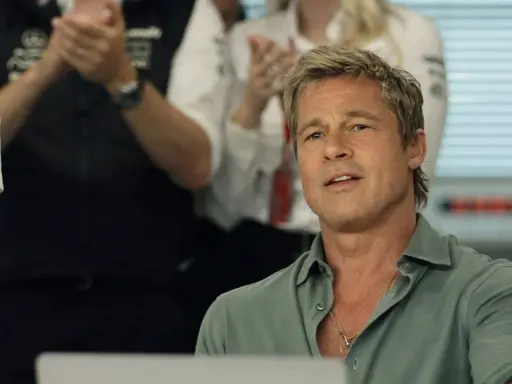 Brad Pitt en la f1 pelicula, con un equipo de boxeo detrás.