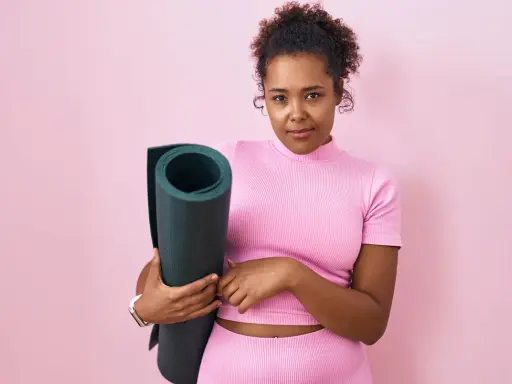 Frau mit Yogamatte fragt sich, warum nehme ich trotz Sport nicht ab.
