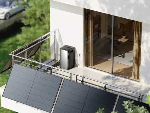 Solceller på en balkong, med en **longi 410w full black** panel i förgrunden. En laddbox står bredvid.