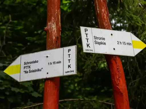 Rozdroże szlaków PTTK. Jeden kieruje do schroniska "Na Śnieżniku" (1h 15 min), drugi do Stronia Śląskiego (2h 15 min). To początek najładniejszy szlak na Śnieżnik!