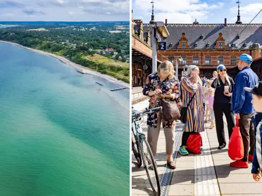 Vacker kustlinje vid havet. Folk väntar på tåg till Danmark vid en gammal stationsbyggnad.