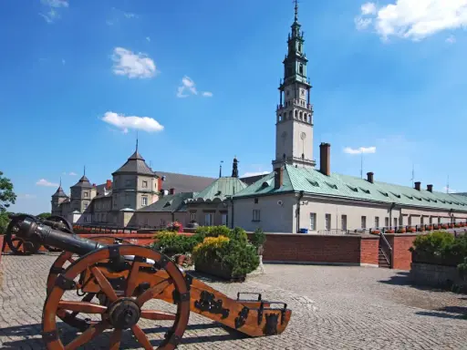 Dwa zabytkowe działa na murach obronnych Jasnej Góry, gotowe do obrony.