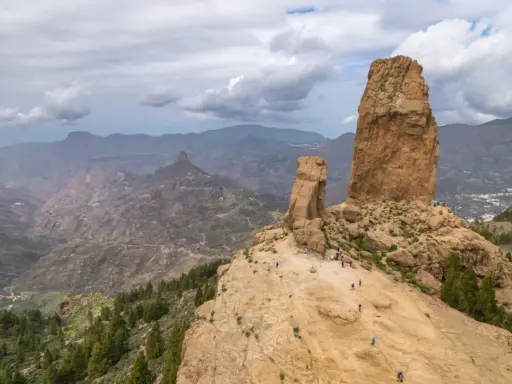 Roque Nublo, symbol Gran Canarii, to miejsce, które warto zobaczyć. Imponujące formacje skalne i widoki na góry.