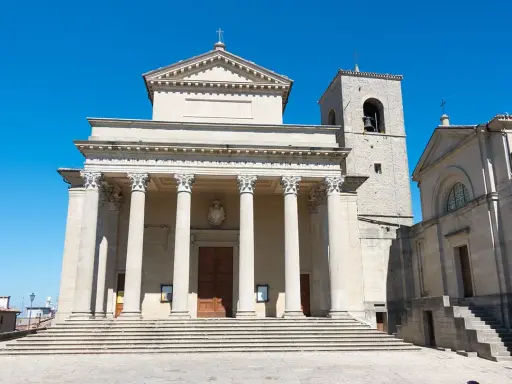 Basilica di San Marino, imponente con colonne e campanile, un luogo imperdibile per una visita a San Marino.
