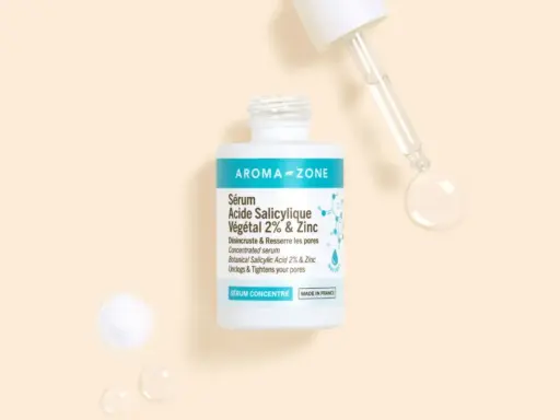 Sérum Aroma-Zone à l'acide salicylique végétal 2% & Zinc, pour désincruster et resserrer les pores. Une goutte de ce soin concentré est prête à agir.